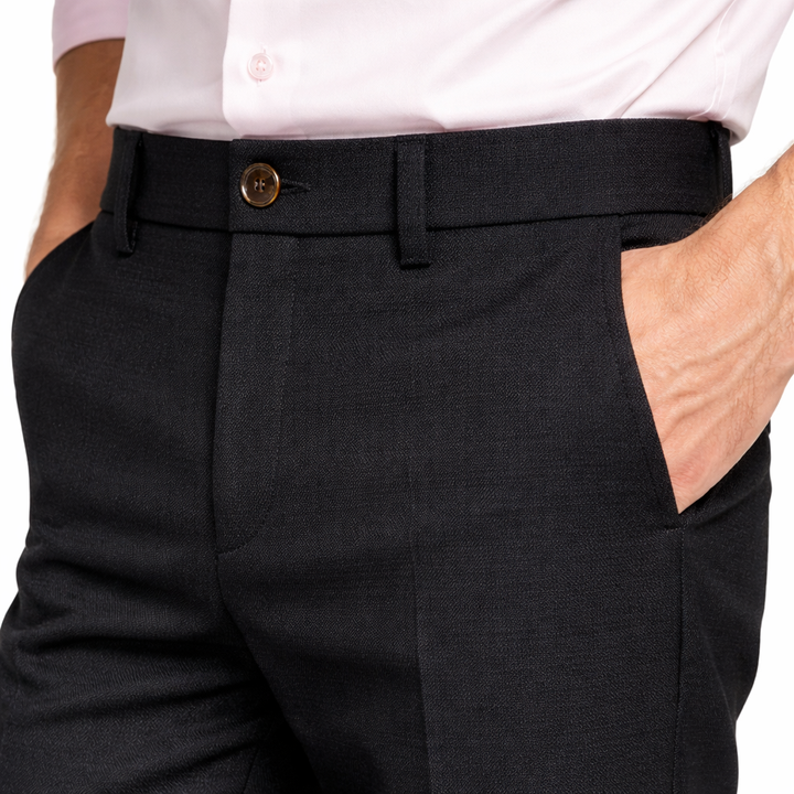 Homem vestindo calça de alfaiataria de caimento reto